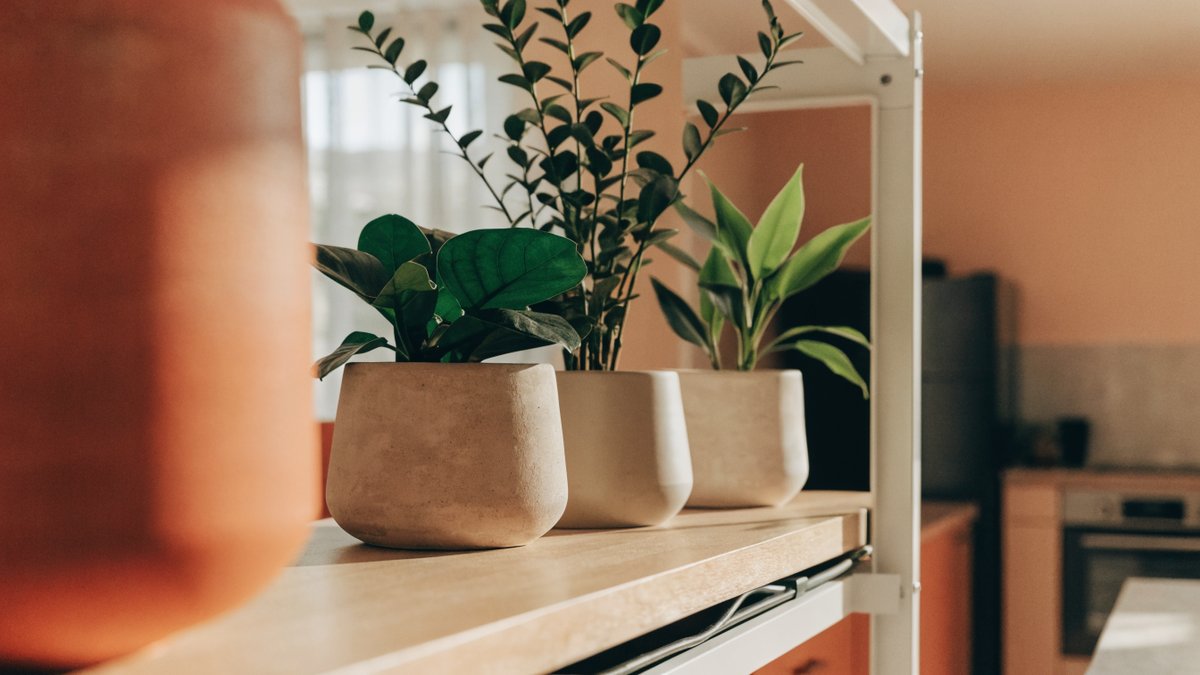 Gestão de cabos e materiais cria um visual limpo e minimalista.