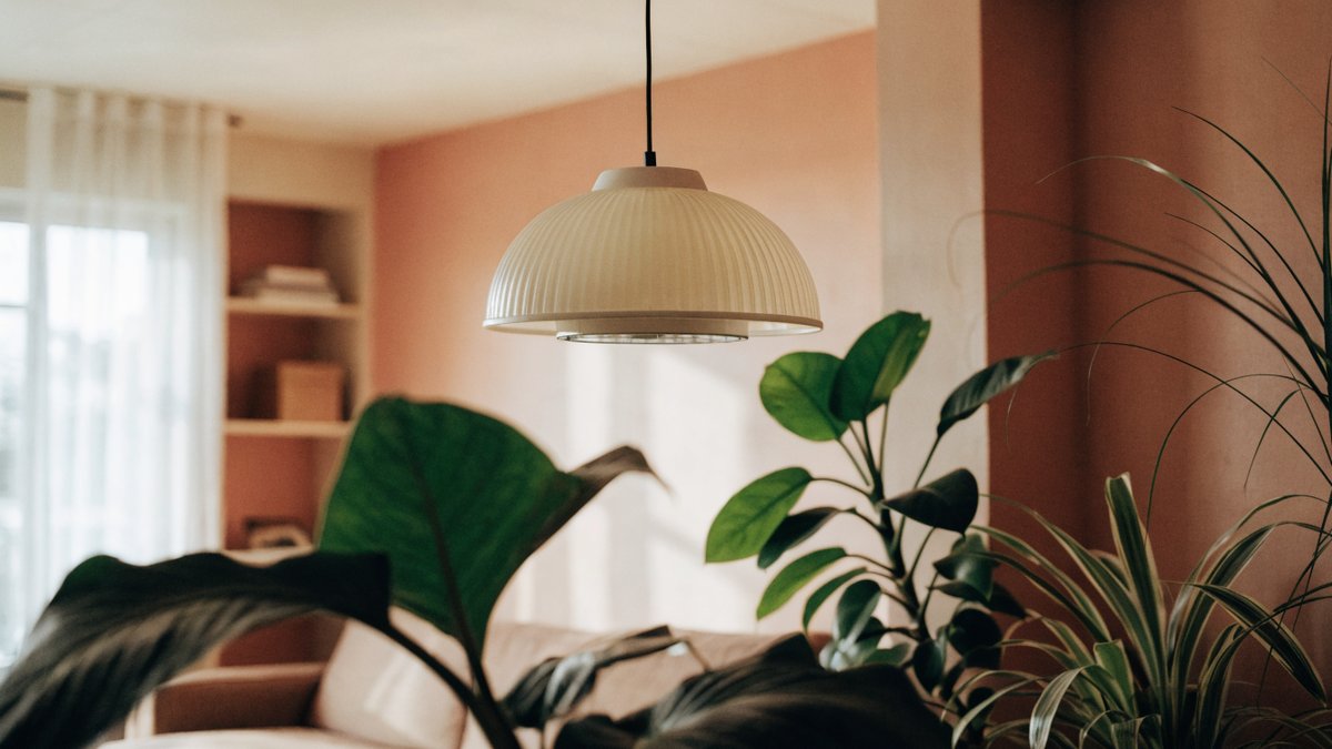 Luminárias de cultivo com design discreto somem na decoração.