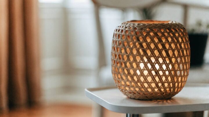 Luminária de mesa em rattan com luz quente