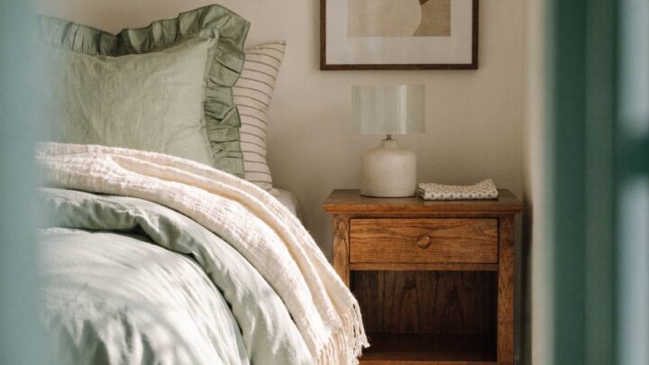 Quarto repaginado em tons de sálvia e creme
