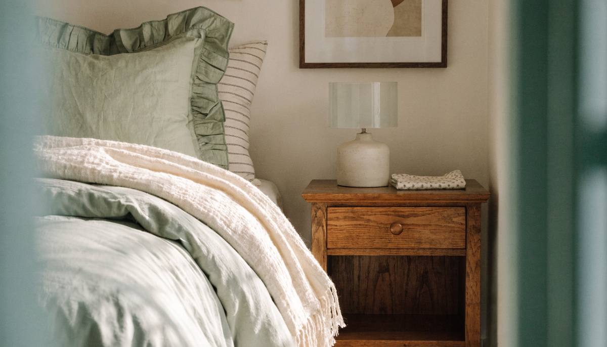 Quarto repaginado em tons de sálvia e creme